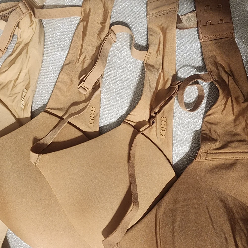 SKIMS. T-SHIRT DEMI BRA Neutral Tone Bras - Picture 3 of 8